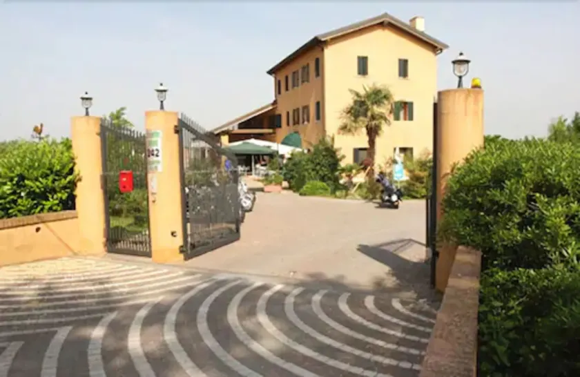 Country House Country Club - Image 1