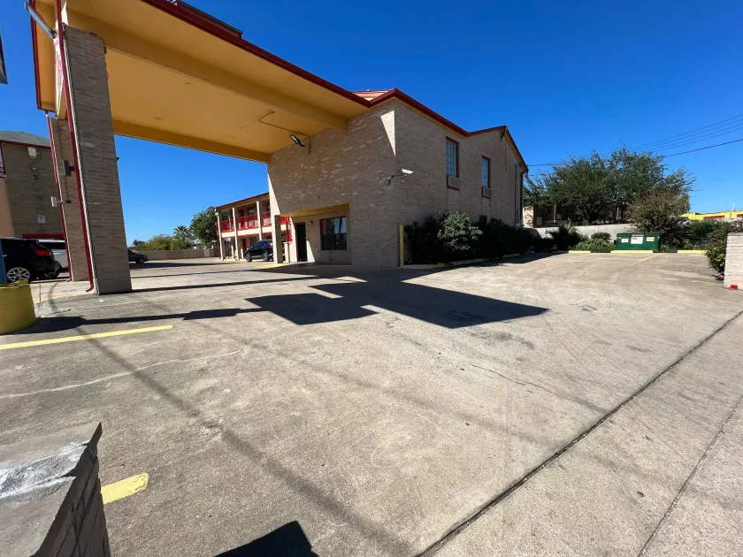 Executive Inn & Suites Near Lackland AFB - Image 1