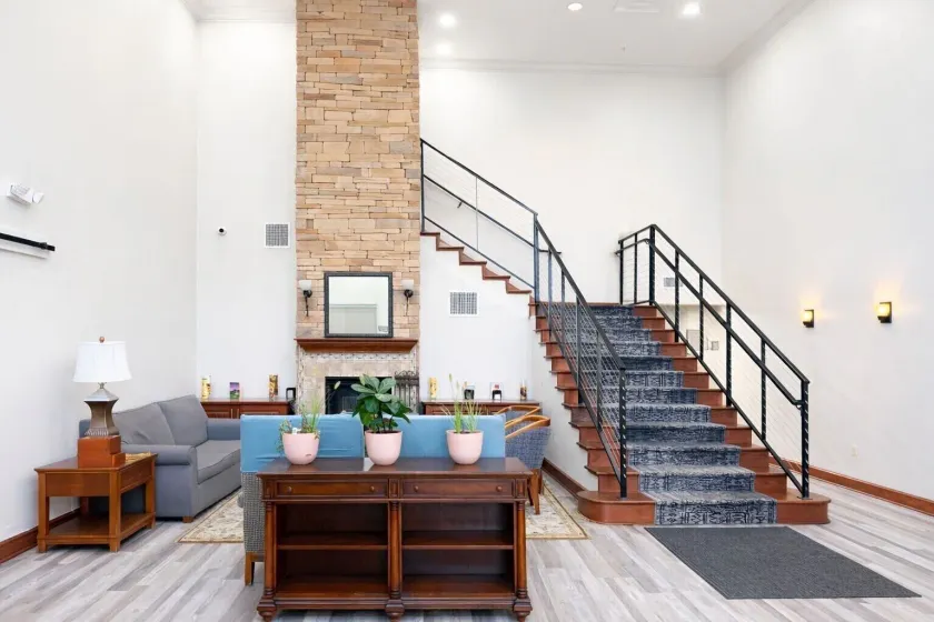 Seffner Inn and Suits - Image 1