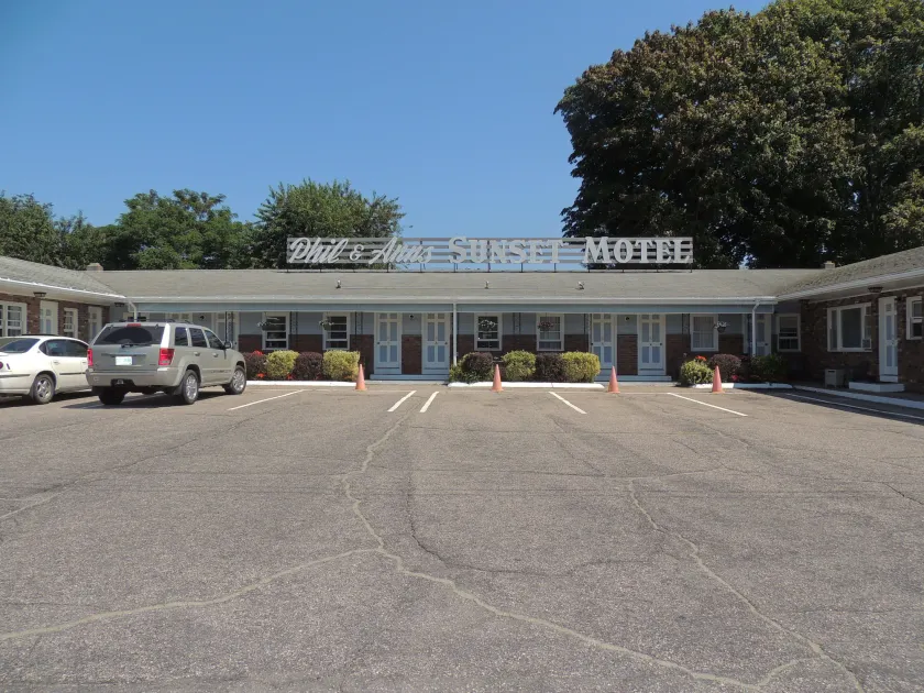 Phil & Anns Sunset Motel - Image 1
