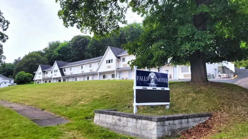 The Falls Motel - 2 Mi to " Watkins Glen State Park, Wineries " and 4 Mi to Watkins Glen International Track " The Glen " - Image 1