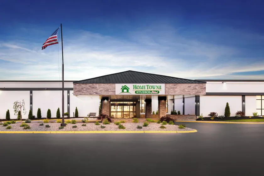 HomeTowne Studios by Red Roof & Conference Center Cortland - Image 1