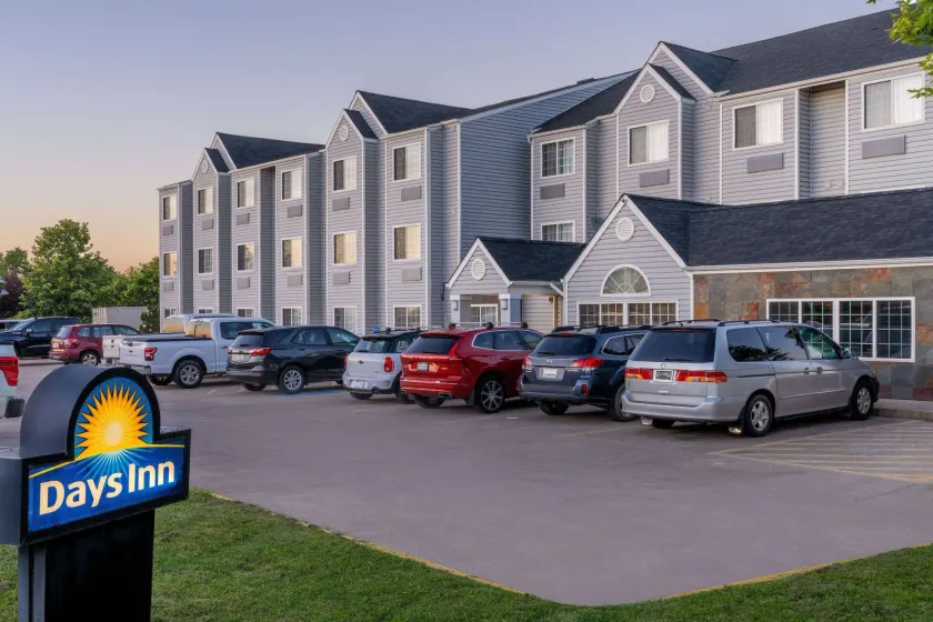 Days Inn & Suites by Wyndham Greeley - Image 1