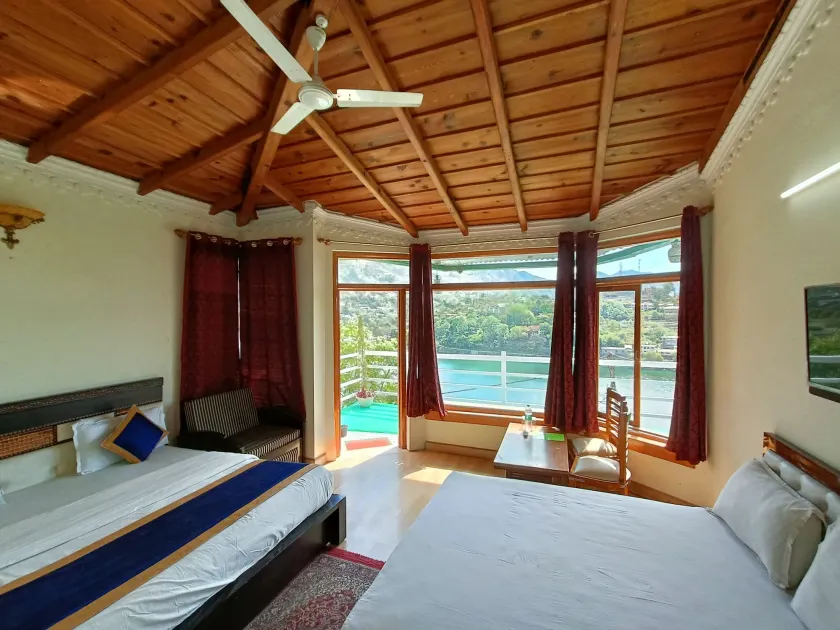 Crystal LakeView Homestay - Image 1