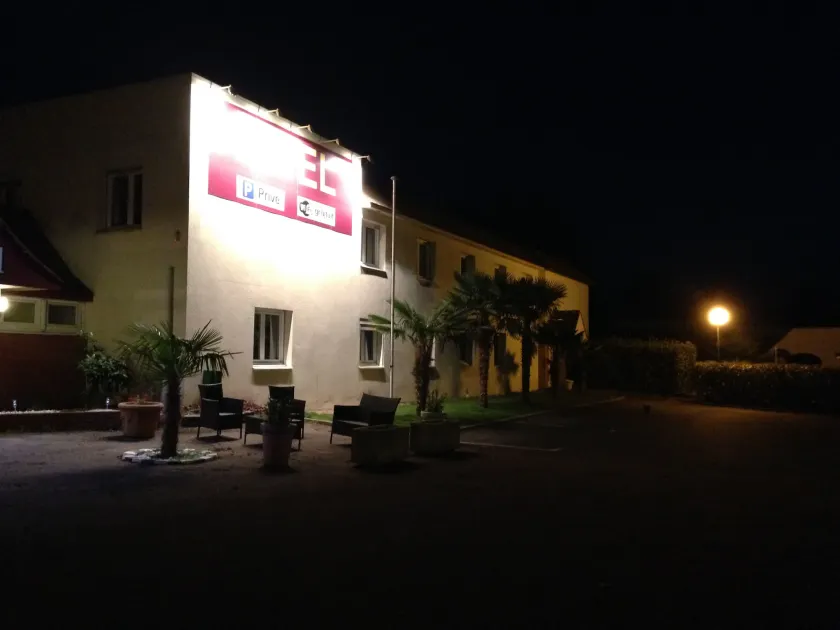 Garden's Hotel - Image 1
