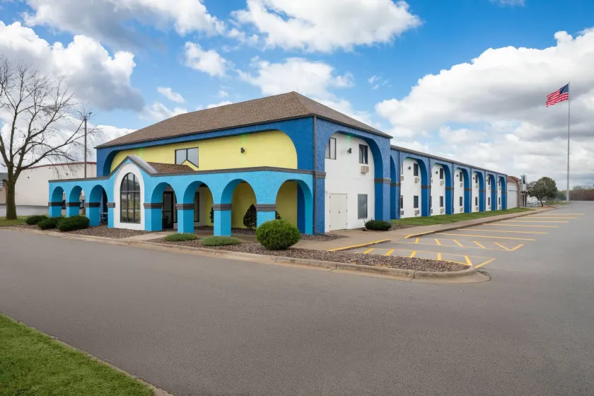 Days Inn by Wyndham Austin - Image 1