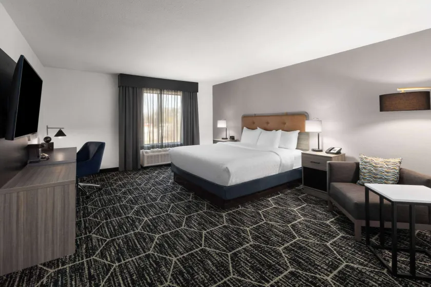 La Quinta Inn & Suites by Wyndham Meridian - Image 1