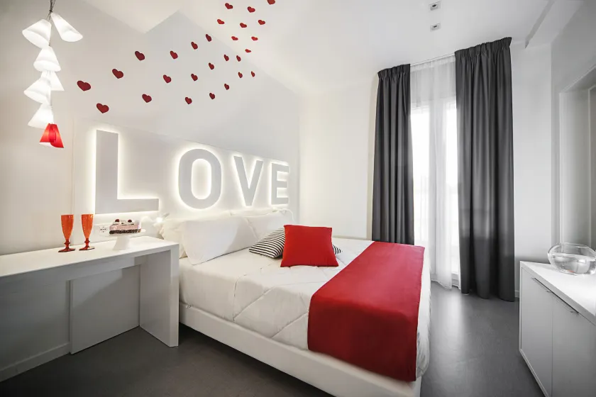 Love Boat Hotel - Smart & Glamour - Image 1