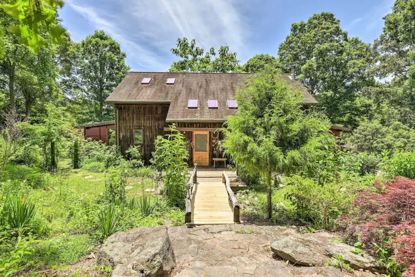 Cookout Ready! 'Sweet Suite' w/ Views in Leicester - Image 1