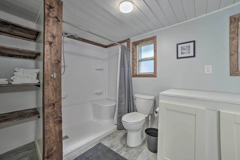 Prudenville Retreat w/ Yard ~ 1 Mi to Lake! - Interiør