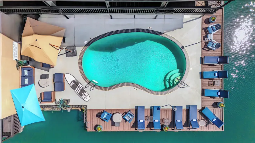 Lakeshore Inn - Image 1