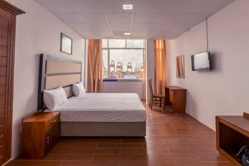 Metro Port City Hotel - Image 1