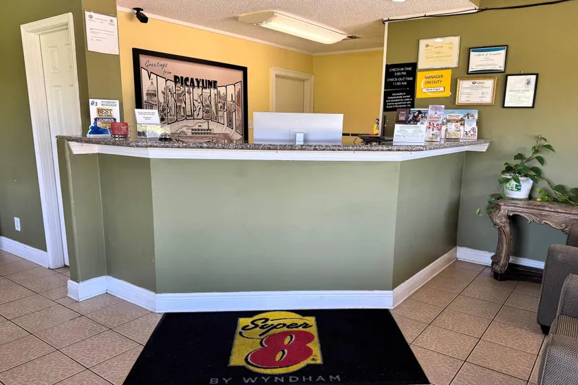 Super 8 by Wyndham Picayune - Lobby