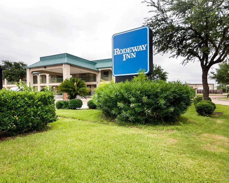 Rodeway Inn & Suites Hwy 290 NW - Image 1