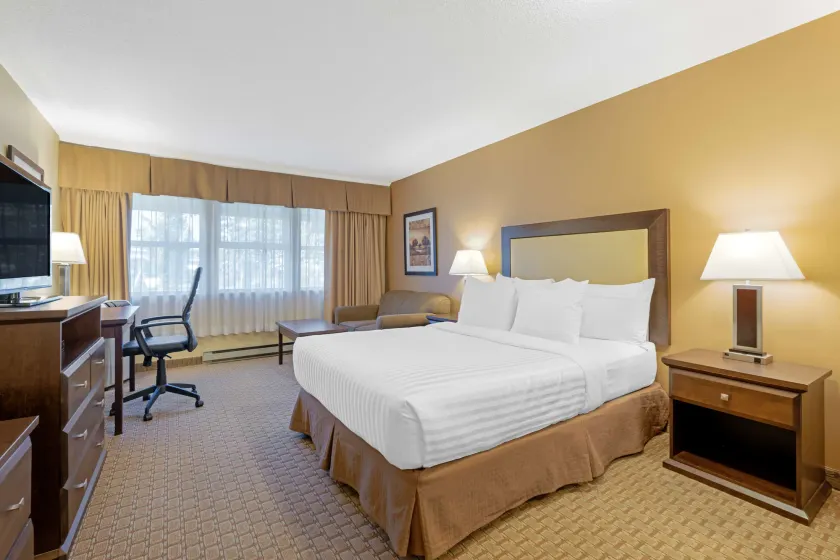 Best Western Plus Emerald Isle Hotel - Image 1