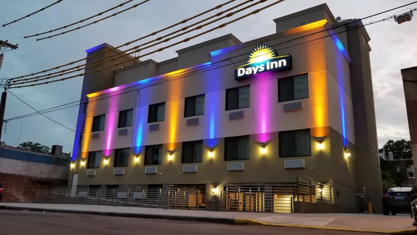 Days Inn by Wyndham Brooklyn Marine Park - Image 1