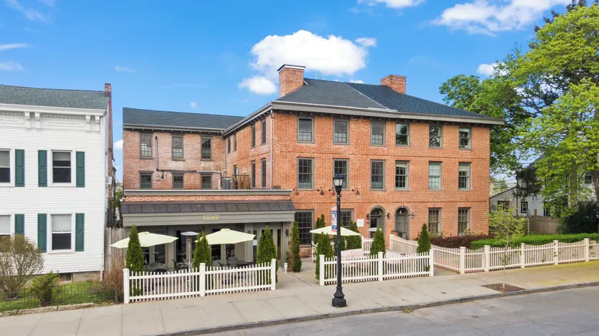 Howard Hotel - Image 1