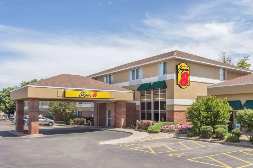 Super 8 by Wyndham Madison South - Image 1