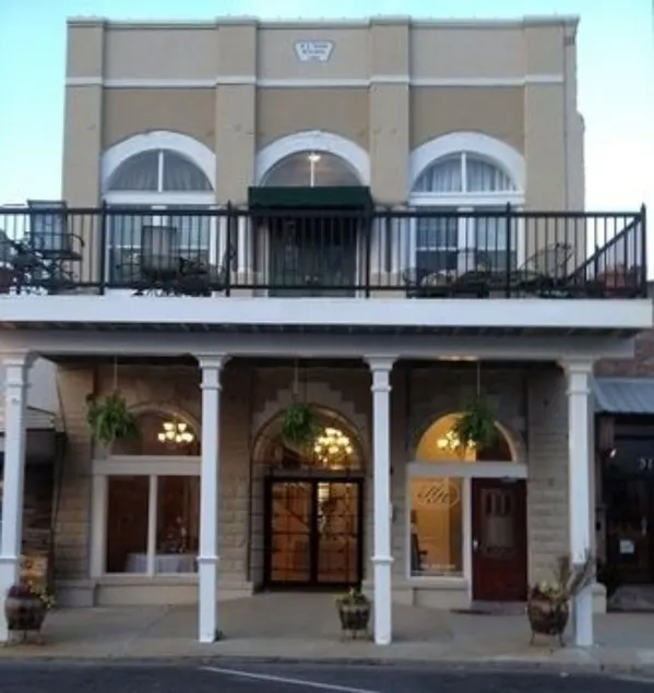 Hamilton House Inn - Image 1