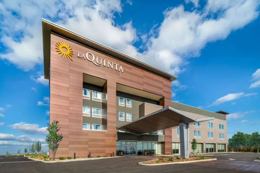 La Quinta Inn & Suites by Wyndham Louisville NE - Old Henry Rd - Image 1