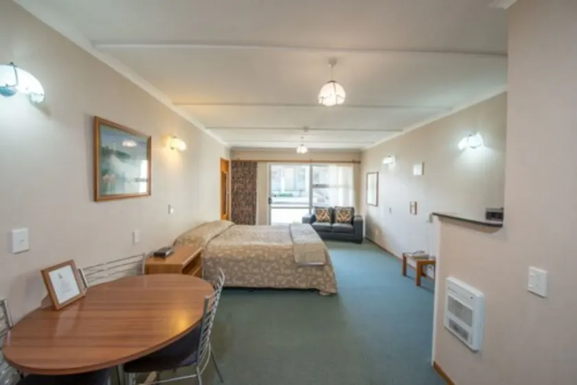 Amber Court Motel - Image 1