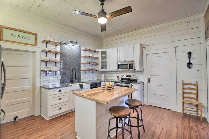 Historic Mountain Home Haven w/ Large Yard! - Interni