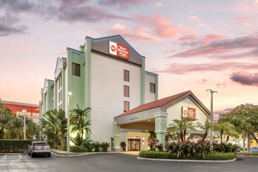 Best Western Plus Kendall Hotel & Suites - Image 1
