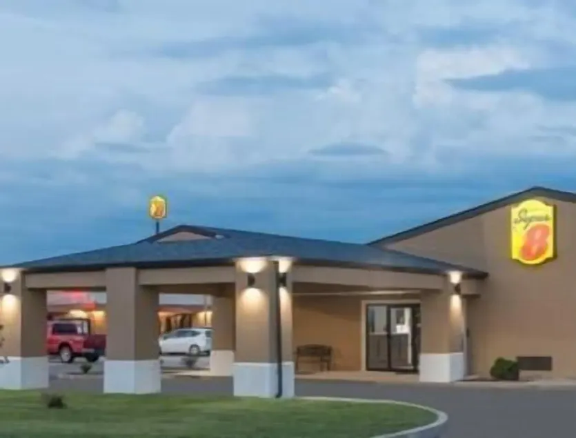 Super 8 by Wyndham Charleston Sikeston East MO - Image 1
