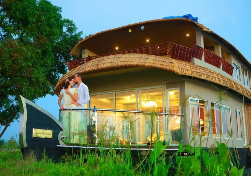Mass Holidays Houseboat - Image 1