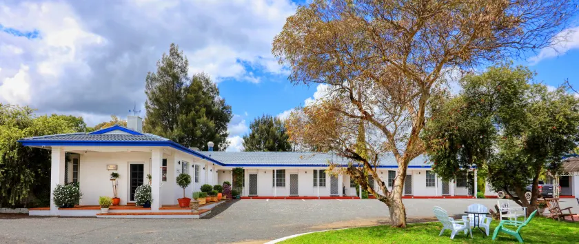 Colonial Motel & Apartments - Image 1