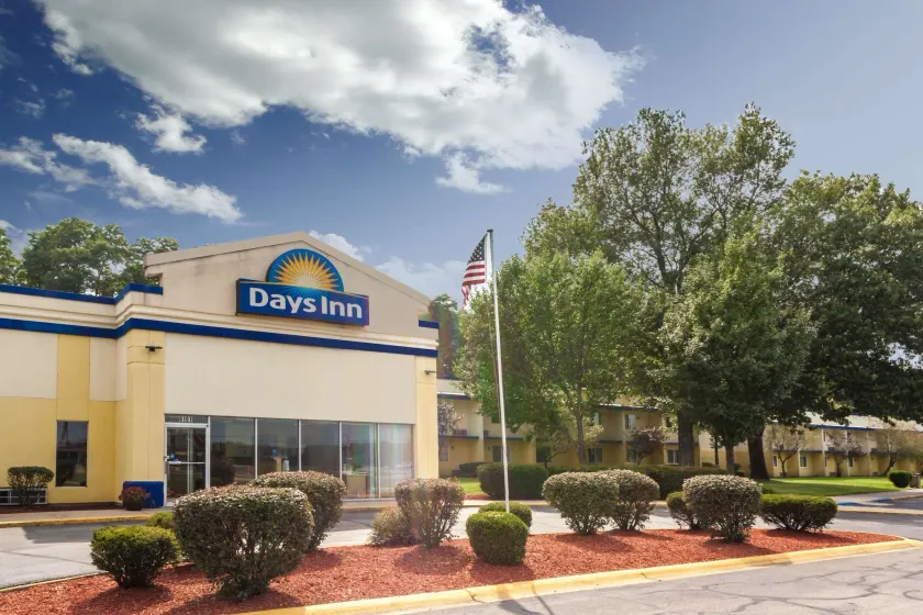 Days Inn by Wyndham Portage Indiana Dunes National Park - Image 1