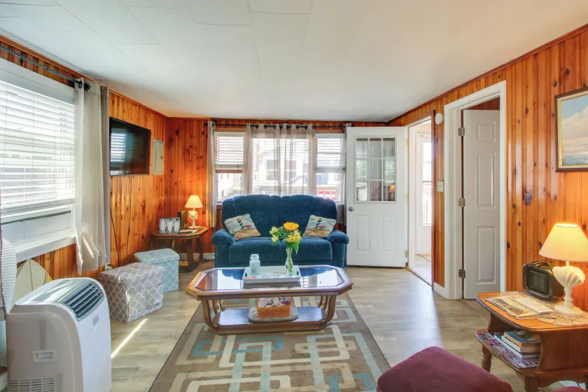 Cozy Hampton Cottage - Walk to Beaches & Marina! - Image 1