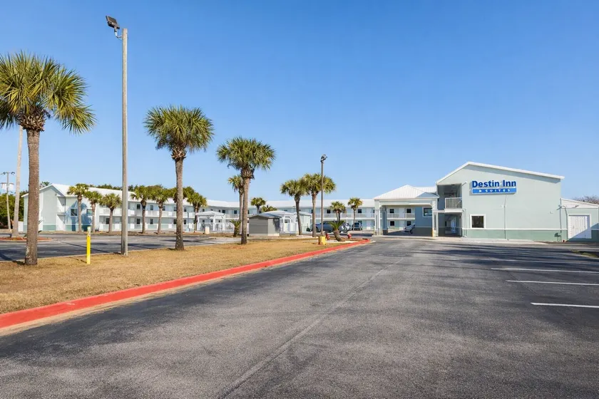 Destin Inn & Suites - Image 1