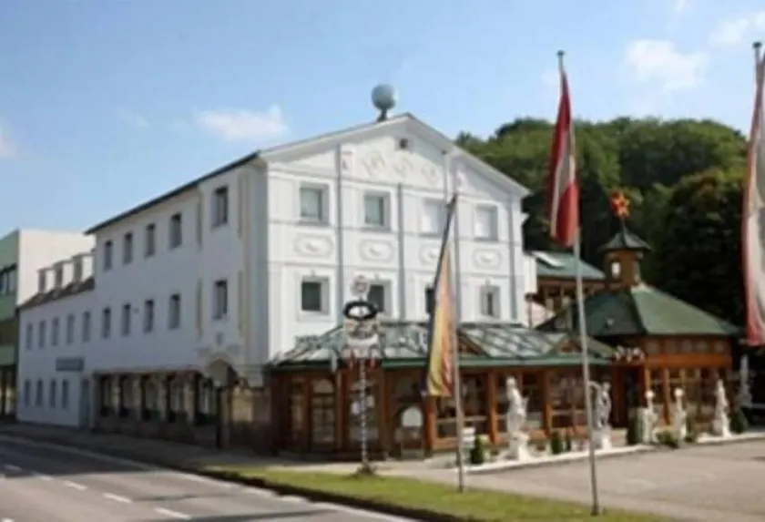 Höckner Plaza Hotel - Image 1