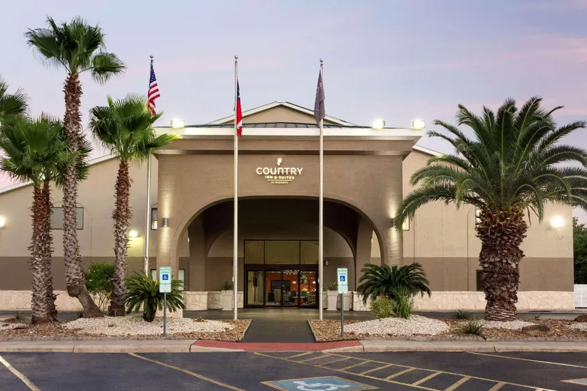 Country Inn & Suites by Radisson, San Antonio Lackland AFB - SeaWorld Area - Image 1