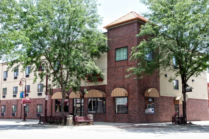 Shenandoah Inn & Suites - Image 1