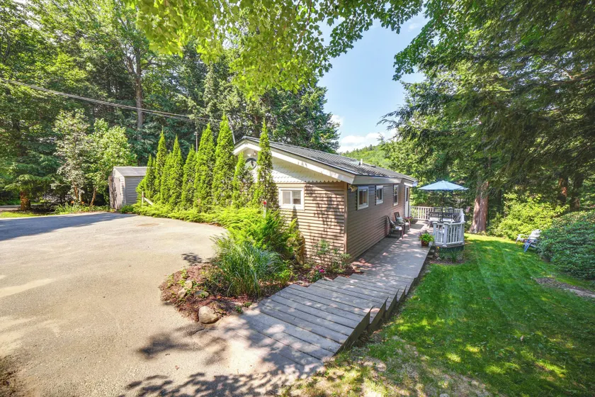 Breathtaking Newbury Cottage w/ Deck on Chalk Pond - Interiör