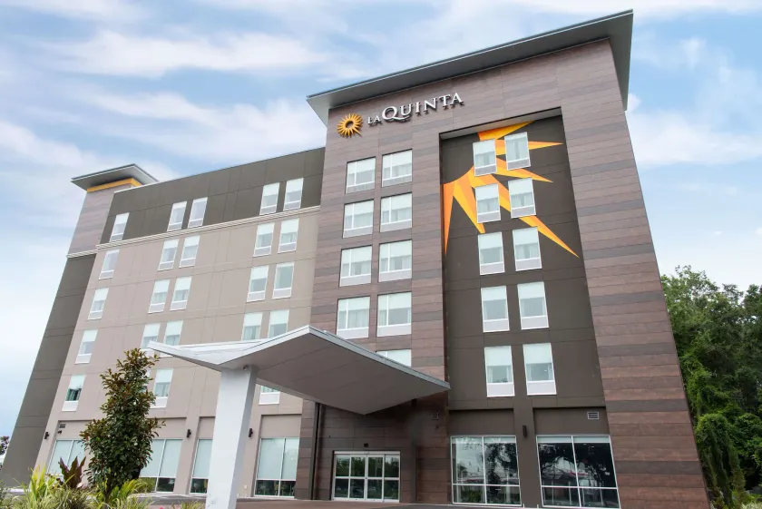 La Quinta Inn & Suites by Wyndham Lake City - Image 1