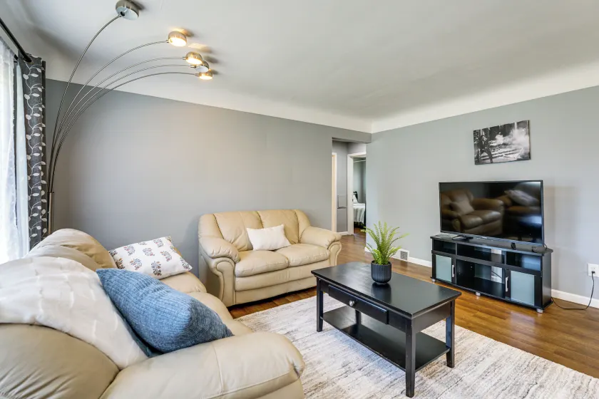 Pet-friendly Oak Park Home Near Royal Oak - Image 1