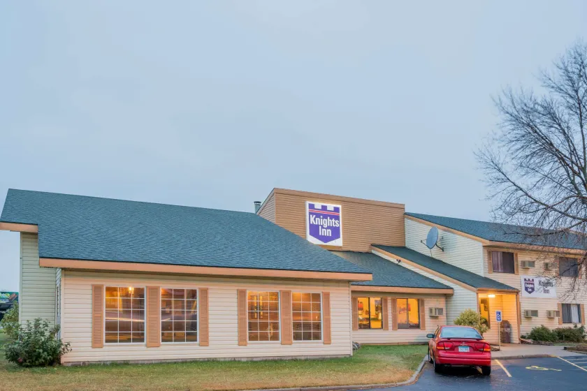 Knights Inn Litchfield - Image 1
