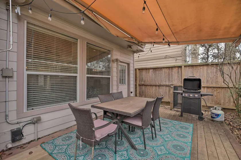 2,500 Sq Ft Townhome - Walk to Central River Oaks! - Intérieur