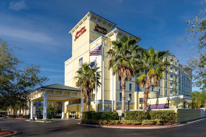 Hampton Inn & Suites Jacksonville Deerwood Park - Image 1