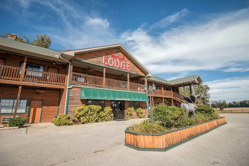Bullwinkles Rustic Lodge - Image 1
