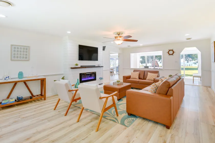 Sun-dappled Waterfront Home on Potomac River! - Image 1