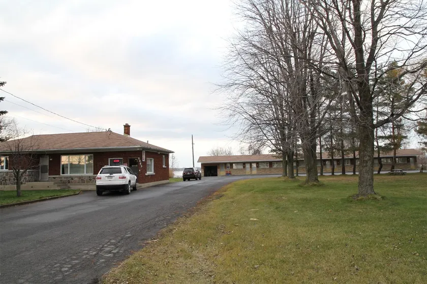 Motel au Bord du Lac - Image 1