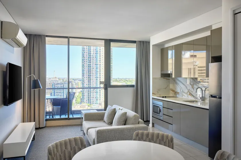 Meriton Suites Campbell Street, Sydney - Image 1