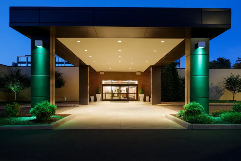 Holiday Inn and Suites Charleston West by IHG - Image 1