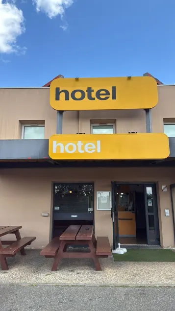 Unisotel Bollène A7 Ex-Hotel F1 - Image 1