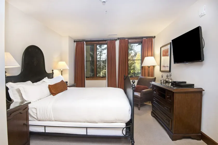 2BR Residence at the Ritz-Carlton with Valley View - Habitación