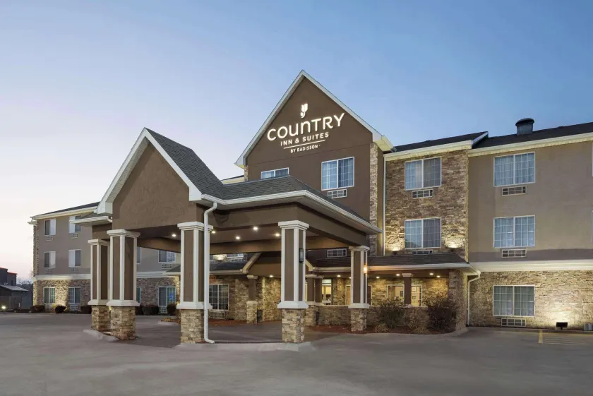 Country Inn & Suites by Radisson, Topeka West, KS - Image 1